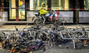 Un policía observa parte de los daños causado tras una protesta en la ciudad portuaria de Róterdam contra las restricciones aplicadas por el Gobierno para frenar los contagios en Países Bajos.