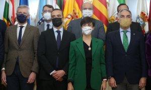 La ministra de Política Territorial y portavoz del Gobierno, Isabel Rodríguez, y el consejero de la Presidencia, Administración Pública e Interior y portavoz del Gobierno andaluz (d) a  a 26 de noviembre de 2021.