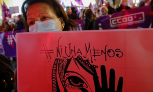 Una persona sostiene una pancarta en una manifestación convocada por la Asamblea Feminista contra la violencia machista bajo el lema 'La violencia machista existe y nos mata', a 25 de noviembre de 2021, en Murcia.