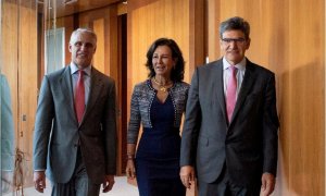 De izquierda a derecha, Andrea Orcel, la presidenta del Banco Santander Ana Botin, y el consejero delegado Jose Antonio Alvarez, en la foto distribuida en septiembre de 2018 cuando se anunció el fichaje del banquero italiano.