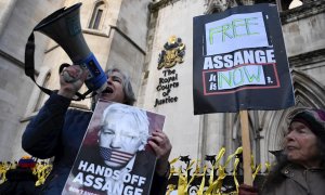 10/12/2021 Simpatizantes de Julian Assange protestan en Londres por la decisión de la Justicia británica de extraditar a EEUU a Assange