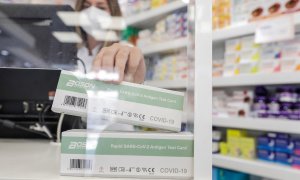 Una caja con test de antígenos contra la covid-19 en una farmacia.