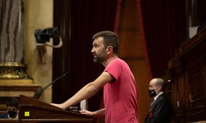 El diputado de CUP, Pau Juvillà, interviene durante una sesión plenaria en el Parlament de Catalunya.