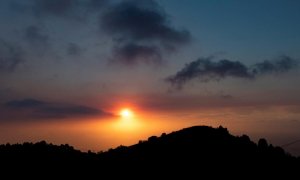 Gases del volcán de Cumbre Vieja, en La Palma, a última hora de la tarde de este lunes sobre el municipio de Puntagorda.