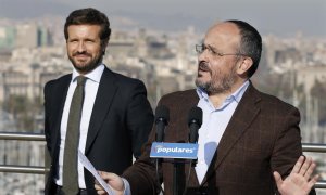 El líder del PP, Pablo Casado (c) se ha reunido en Barcelona con asociaciones que defienden el bilinguismo, en un acto acompañado por el presidente del PP de Cataluña, Alejandro Fernández (d).