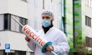 En una protesta denominada 'Vacunas para todos', activistas de la organización Attac exigen el levantamiento de las restricciones de patentes sobre la vacuna covid-19.