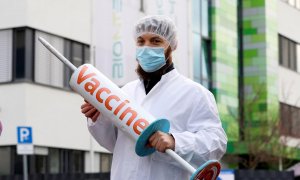 En una protesta denominada 'Vacunas para todos', activistas de la organización Attac exigen el levantamiento de las restricciones de patentes sobre la vacuna covid-19.