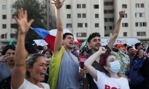 Simpatizantes de Gabriel Boric celebran en Santiago de Chile su victoria en las elecciones presidenciales.