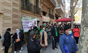 Desahucian en Barcelona a un hombre sin recursos y su madre tras 5 intentos