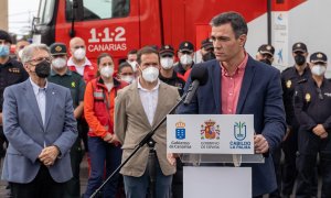 El presidente del Gobierno, Pedro Sánchez, interviene en una rueda de prensa durante su visita al Puesto de Mando Avanzado, a 27 de diciembre de 2021, en El Paso, La Palma, Canarias (España).