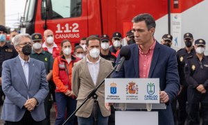 El presidente del Gobierno, Pedro Sánchez, interviene en una rueda de prensa durante su visita al Puesto de Mando Avanzado, a 27 de diciembre de 2021, en El Paso, La Palma, Canarias (España).