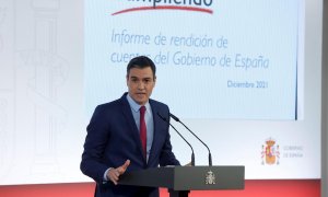 El presidente del Gobierno, Pedro Sánchez, durante la rueda de prensa de presentación del primer informe de rendición de cuentas del Ejecutivo "Cumpliendo", este miércoles 29 de diciembre en Moncloa.