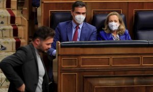 28/12/2021.- El portavoz de ERC, Gabriel Rufián, pasa ante el presidente del Gobierno, Pedro Sánchez, y la vicepresidenta primera, Nadia Calviño, durante el último pleno del año. EFE/Fernando Alvarado