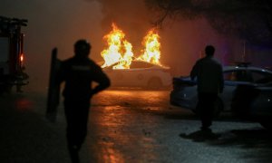 05/01/2022 un coche de policía en llamas durante las protestas en Almaty, Kazajstán