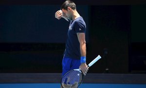 Novak Djokovic durante un entrenamiento en el Melbourne Park de Melbourne.