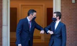 El presidente del Gobierno, Pedro Sánchez, junto al líder del PP, Pablo Casado, en su último encuentro, celebrado en septiembre de 2020.