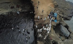 Un grupo de operarios trabaja en las labores de limpieza de las playas afectadas por el derrame de crudo en la refinería de Repsol de Perú.