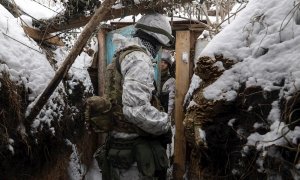 Los militares ucranianos verifican la situación en las posiciones en la línea del frente cerca de la aldea de Avdiivka, no lejos de la ciudad de Donetsk, Ucrania, controlada por militantes prorrusos, el 25 de enero de 2022.