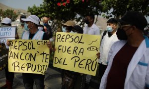 Un grupo de residentes protestan contra Repsol después de que el Gobierno peruano dijera que la petrolera es responsable del derrame en Ancón, Perú, a 25 de enero de 2022.