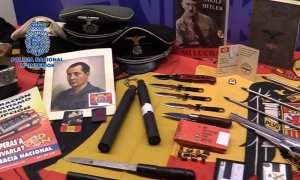 Parte del material incautado a los siete detenidos, donde se observan diversas armas de fuego, armas blancas, banderas franquistas, fotografías de José Antonio, el libro 'Mi lucha' de Hitler y demás objetos de culto neonazi este 28 de enero de 2022.