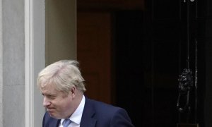 Boris Johnson sale de Downing Street para hacer una declaración a los parlamentarios tras la publicación del informe Gray, en el centro de Londres el 31 de enero de 2022.