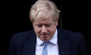 El primer ministro británico, Boris Johnson, camina frente al número 10 de Downing Street en Londres, Gran Bretaña, el 31 de enero de 2022.