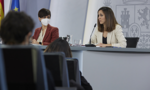La ministra Portavoz, Isabel Rodríguez (i); y la ministra de Derechos Sociales y Agenda 2030, Ione Belarra, en una rueda de prensa posterior a una reunión del Consejo de Ministros, en la Moncloa, a 1 de febrero de 2022, en Madrid.