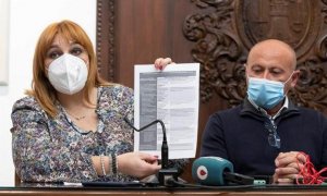 Los concejales de IU en el Ayuntamiento de Lorca Gloria Martín (i) y Pedro Sosa (2i) dan una rueda de prensa este martes en el Ayuntamiento de Lorca en el ámbito de la reunión de Podemos con el Grupo Municipal de Izquierda Unida en el Consistorio para con