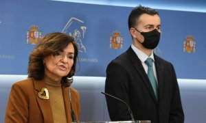 07/02/2022.- La diputada socialista Carmen Calvo y el portavoz del Grupo Socialista en el Congreso, Héctor Gómez, dan una rueda de prensa este lunes en la Cámara Baja para informar de la iniciativa del PSOE de registrar en el Congreso una proposición no d