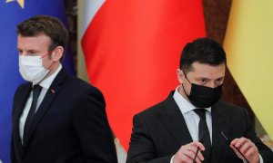 El presidente ucraniano Volodymyr Zelensky y su homólogo francés Emmanuel Macron celebran una conferencia de prensa conjunta después de su reunión en Kiev.