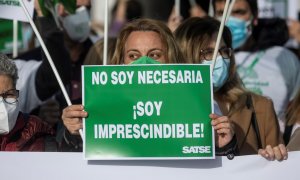 Enfermeros y enfermeras convocados por el Sindicato de Enfermería SATSE durante la concentración que han protagonizado este jueves en Madrid para denunciar la sobrecarga que sufren y reclamar el aumento de plantillas.