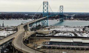 Foto aérea del puente Ambassador (Canadá).