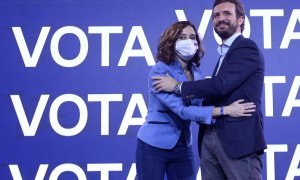 El presidente del PP, Pablo Casado junto a la presidenta de la Comunidad de Madrid, Isabel Díaz Ayuso, se saludan en el acto de cierre de campaña a la presidencia de la presidencia de la Junta de Castilla y León.