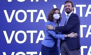 El presidente del PP, Pablo Casado junto a la presidenta de la Comunidad de Madrid, Isabel Díaz Ayuso, se saludan en el acto de cierre de campaña a la presidencia de la presidencia de la Junta de Castilla y León.