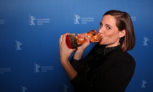 La directora y guionista Carla Simón posa durante una sesión de fotos después de recibir el premio Oso de Oro a la Mejor Película por la película 'Alcarràs' después de la ceremonia de entrega de premios de la 72ª edición del Festival de Cine de Berlín, a