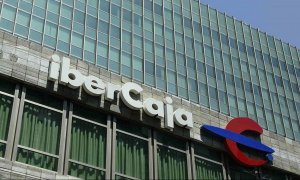 El logo de Ibercaja en su sede central en Zaragoza.