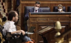 10/11/2021.- El presidente del Gobierno, Pedro Sánchez (c), y la vicepresidenta segunda del Gobierno y ministra de Trabajo, Yolanda Díaz, observan la intervención del portavoz de Unidas Podemos, Pablo Echenique, en una sesión plenaria en el Congreso de lo