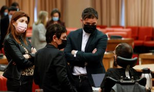 22/02/2022. El portavoz del grupo de Esquerra Republicana en el Congreso,Gabriel Rufián (d),dialoga con la portavoz de EH Bildu, Mertxe Aizpurua (2i) y con Pablo Echenique (2d), portavoz del Grupo Confederal UP- EC antes de la Junta de portavoces. EFE/Jua