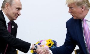 En esta foto de archivo tomada el 28 de junio de 2019, el presidente de los Estados Unidos, Donald Trump, asiste a una reunión con el presidente de Rusia, Vladimir Putin, durante la cumbre del G20 en Osaka.