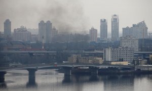 Columnas de humo cerca del Ministerio de Defensa de Ucrania, en Kiev, después de que el presidente ruso, Vladimir Putin, lanzara una operación militar contra el país este jueves.