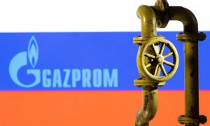 Una tubería de gas natural impresa en 3D se coloca frente al logotipo de Gazprom y la bandera rusa en esta ilustración tomada el 8 de febrero de 2022.