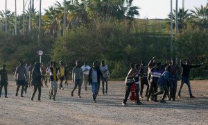 Decenas de migrantes tras saltar la valla fronteriza y conseguir llegar a la ciudad de Melilla