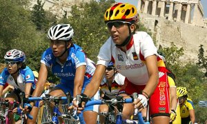 La española Dori Sanchon Ruano viaja junto a la rusa Zoulfia Zabirova y la japonesa Miyoko Karami durante la carrera femenina en ruta en los Juegos Olímpicos de Verano, el 15 de agosto de 2004 en Atenas.