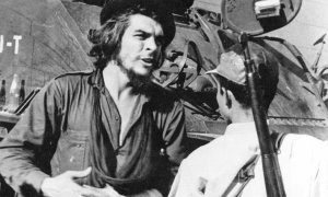 Foto de 1959 de Ernesto "Che" Guevara luchando durante la Revolución Cubana.