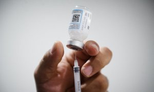 Una enfermera prepara una dosis de una vacuna en un centro social de un barrio popular de Marsella, a 12 de marzo de 2022.