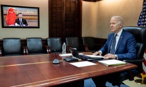 Fotografía cedida por la Casa Blanca donde aparece el presidente de Estados Unidos, Joe Biden (d), mientras habla con su homólogo chino, Xi Jinping (en pantalla), durante una reunión virtual hoy, desde su oficina en Washington (EEUU). Biden advirtió este