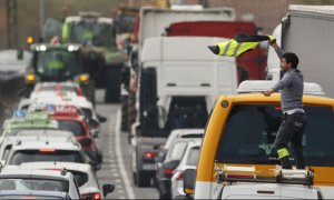 Un grupo de transportistas gallegos circulan con más de un centenar de camiones y vehículos agrarios, haciendo sonar la bocina para protestar por el alza de los precios del combustible, este lunes en Santiago de Compostela.