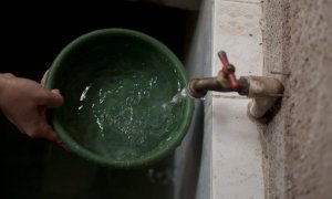 Detalle de la mano de una persona sacando agua del grifo.