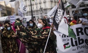 23/03/2022. Mujeres con pancartas y banderas del Sáhara Occidental durante la marcha final en España por la Libertad del Pueblo Saharaui, a 18/06/2021.