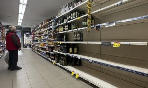 Un hombre observa unas estanterías vacías de aceite en un supermercado de Madrid este sábado 17 de marzo de 2022.